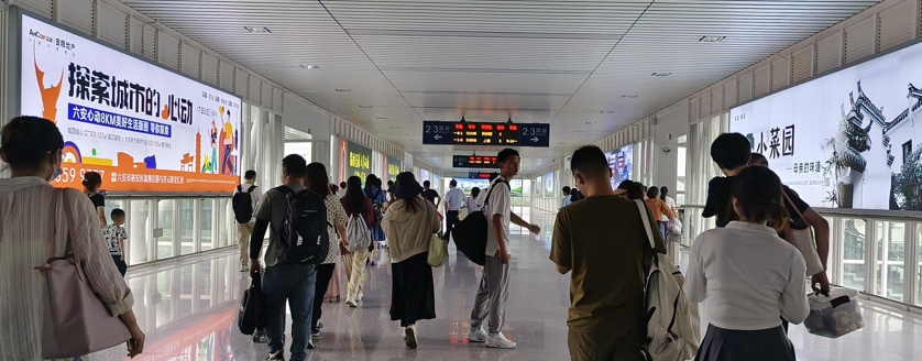 六安站广告-进站廊桥两侧灯箱