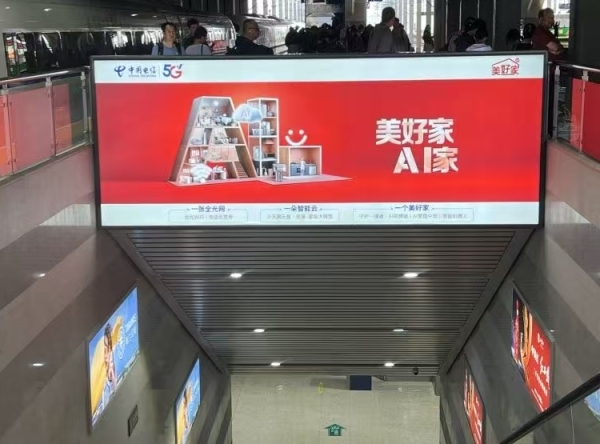 蘭州西站廣告-進站扶梯中央燈箱