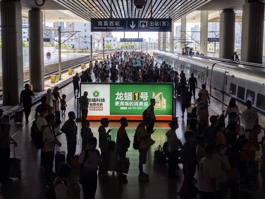 南昌西站广告-候车下站台立式灯箱套装