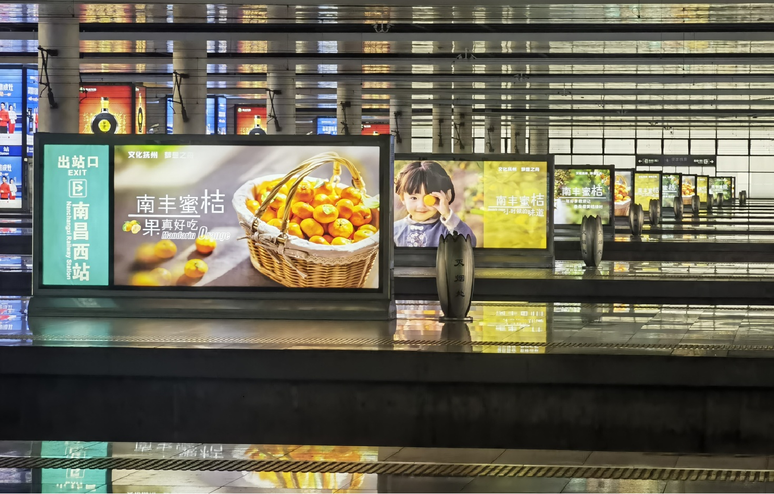 南昌西站广告-站台层立式灯箱套装