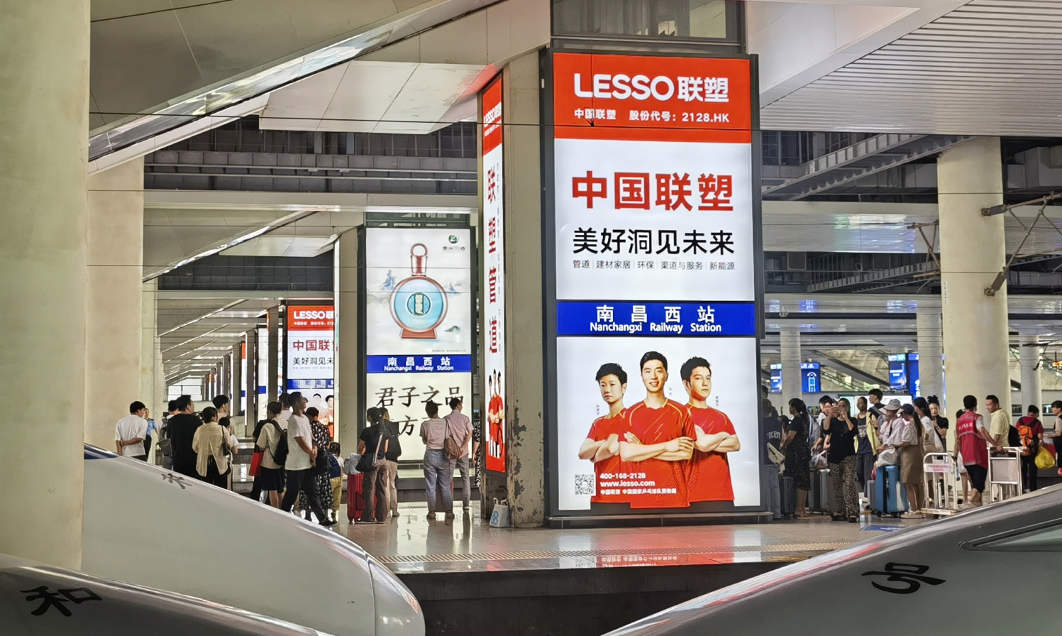 南昌西站广告-站台层东侧直梯灯箱套装