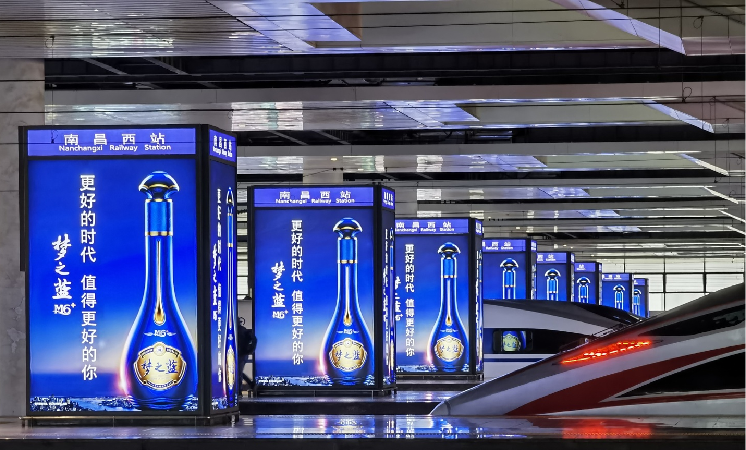 南昌西站广告-站台层西侧直梯灯箱套装