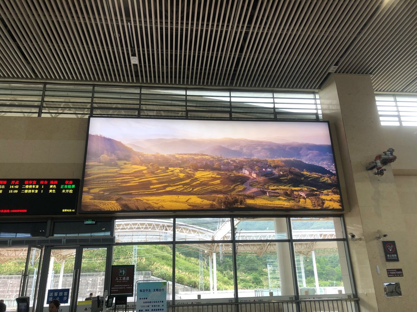 宁海站-进站候车室检票口灯箱
