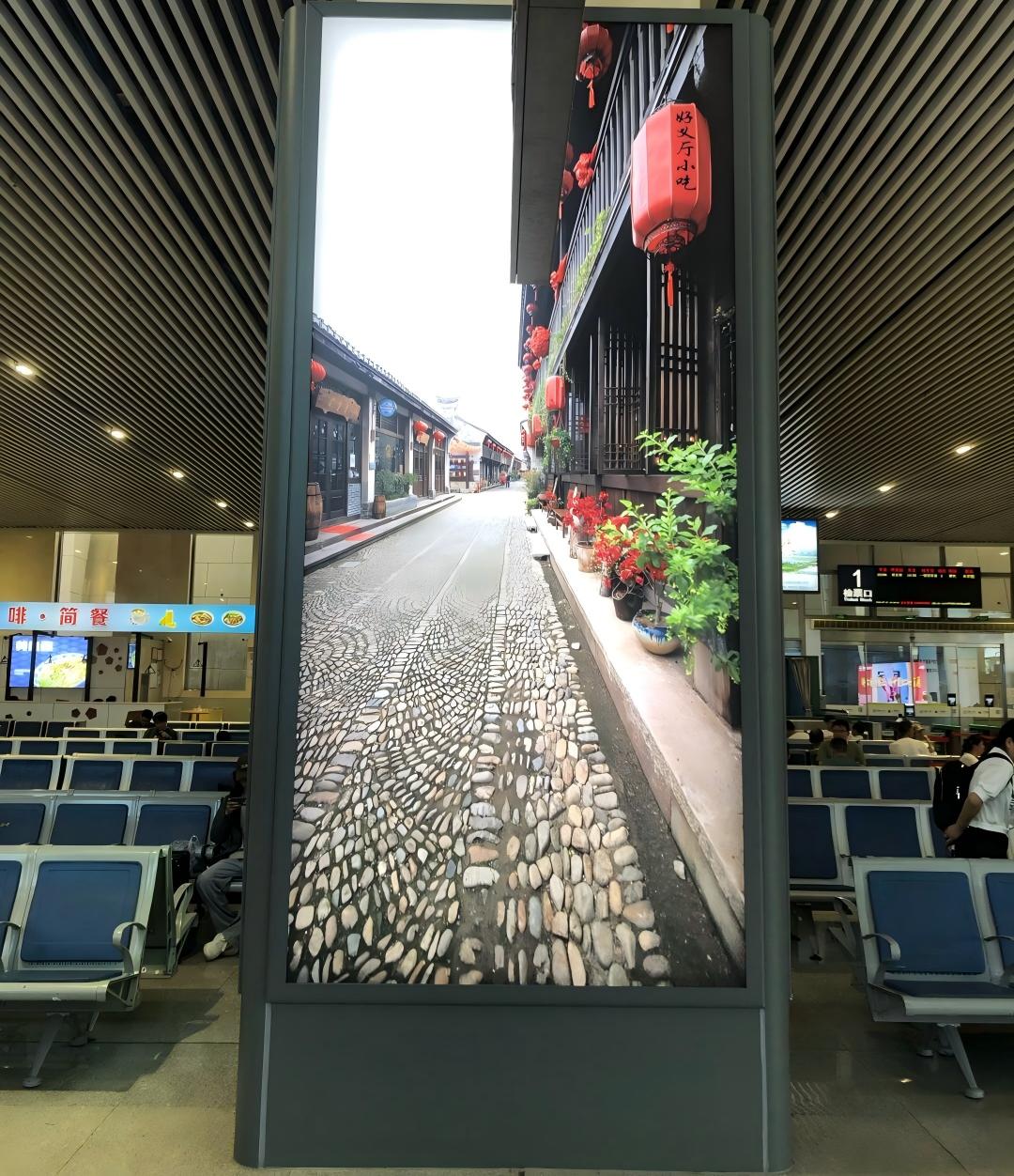 Ninghai Station-Light box wrapped around pillars in the waiting room on the first floor of the station entrance