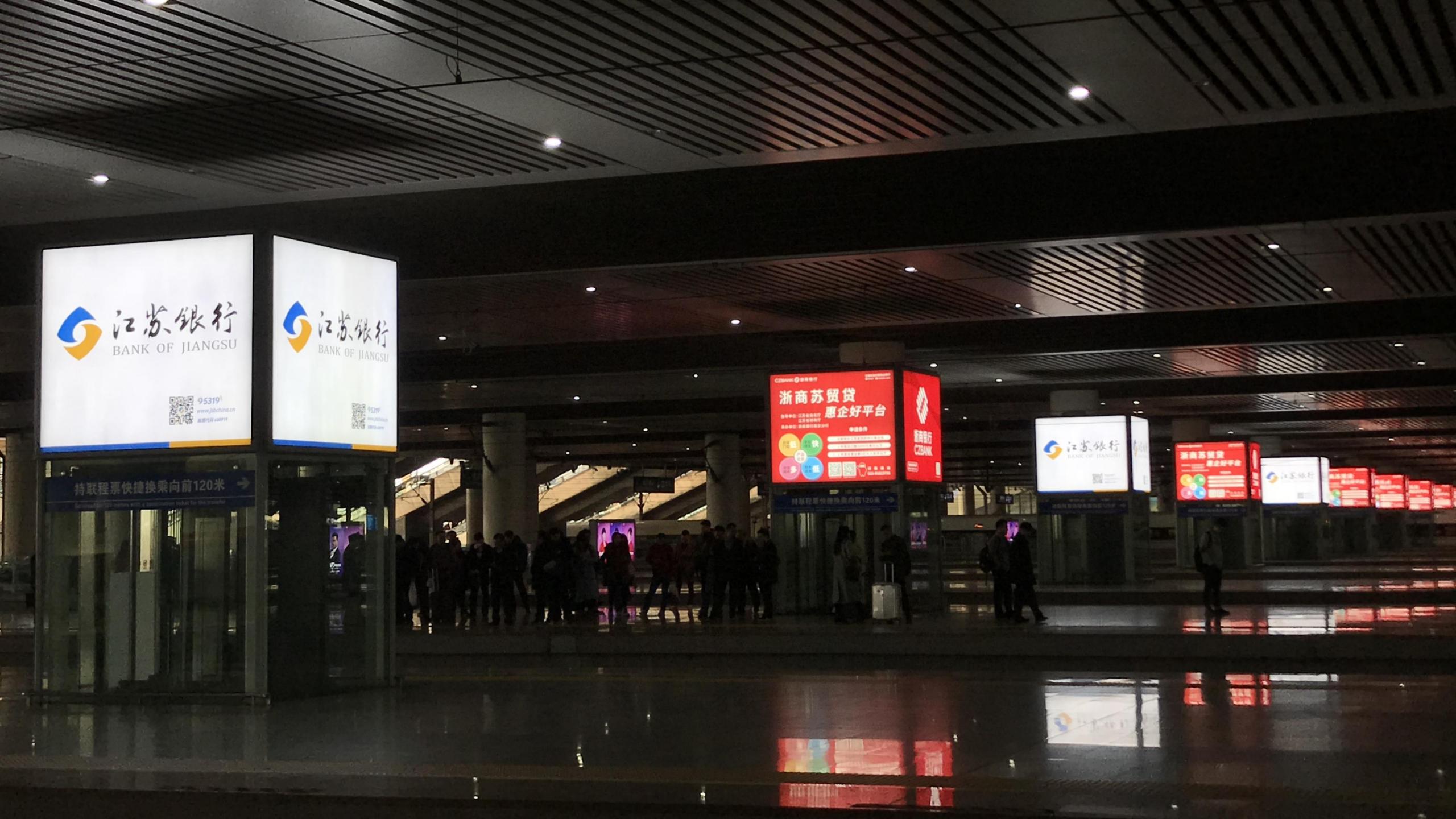 南京南站广告-站台层电梯井灯箱套装