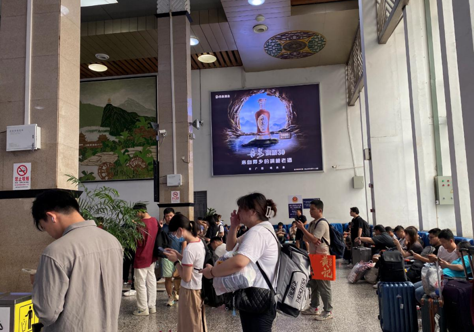 南宁站广告-第四候车室灯箱