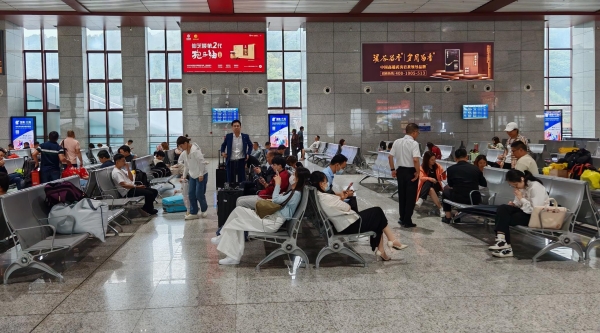 Реклама на Южном вокзале-Наборы для самостоятельной щетки зала ожидания