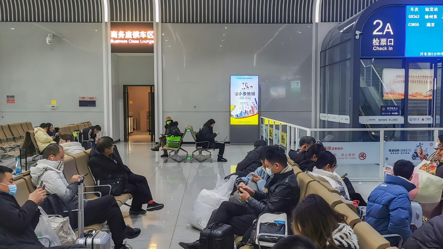 Реклама Южного вокзала.-Наборы для самостоятельной щетки зала ожидания