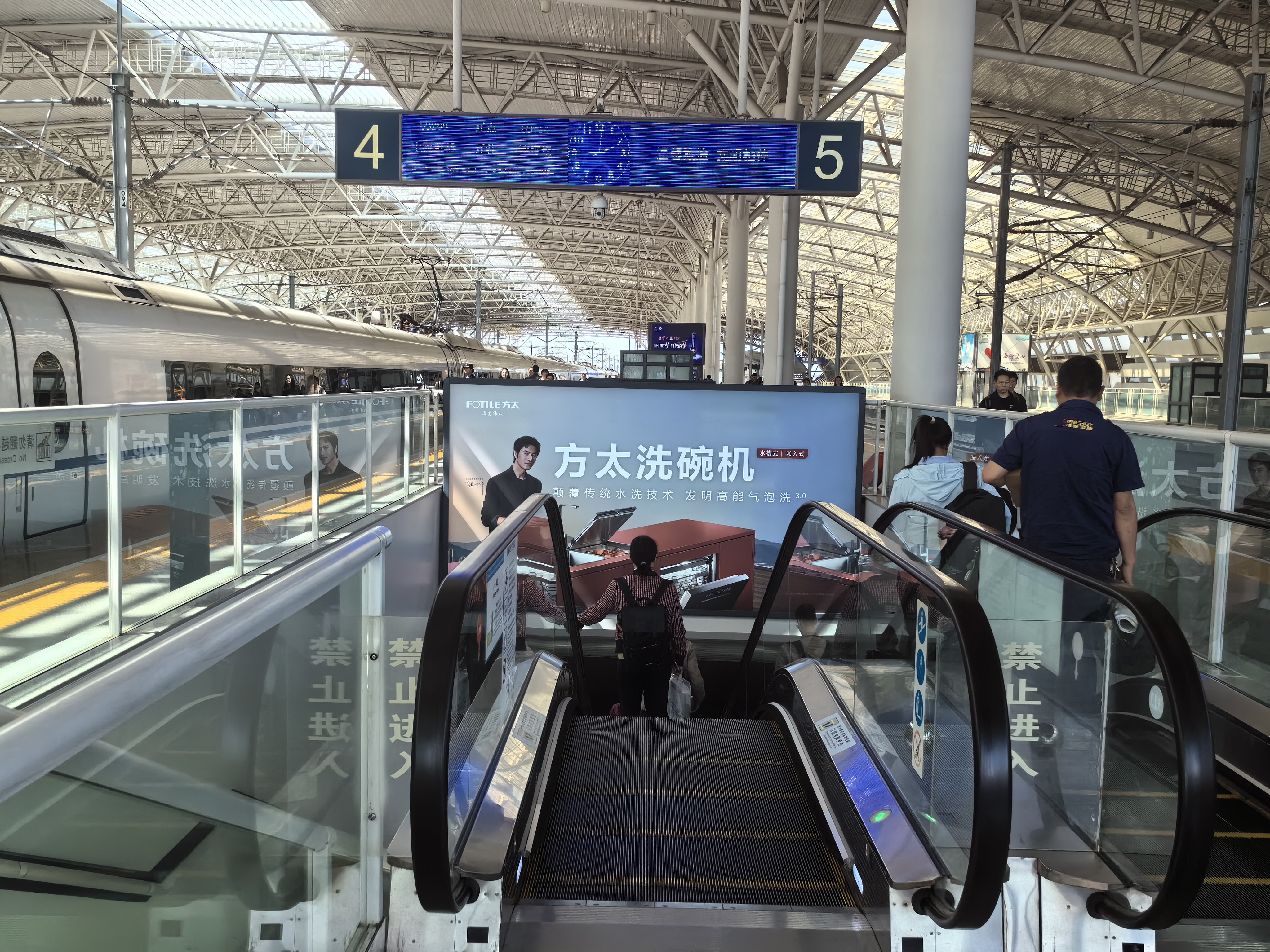 南通西站广告-进站口楣头灯箱2