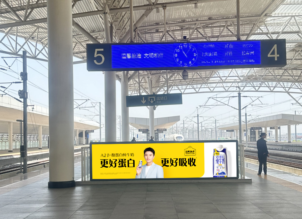 南通西站广告-进站口立式灯箱1