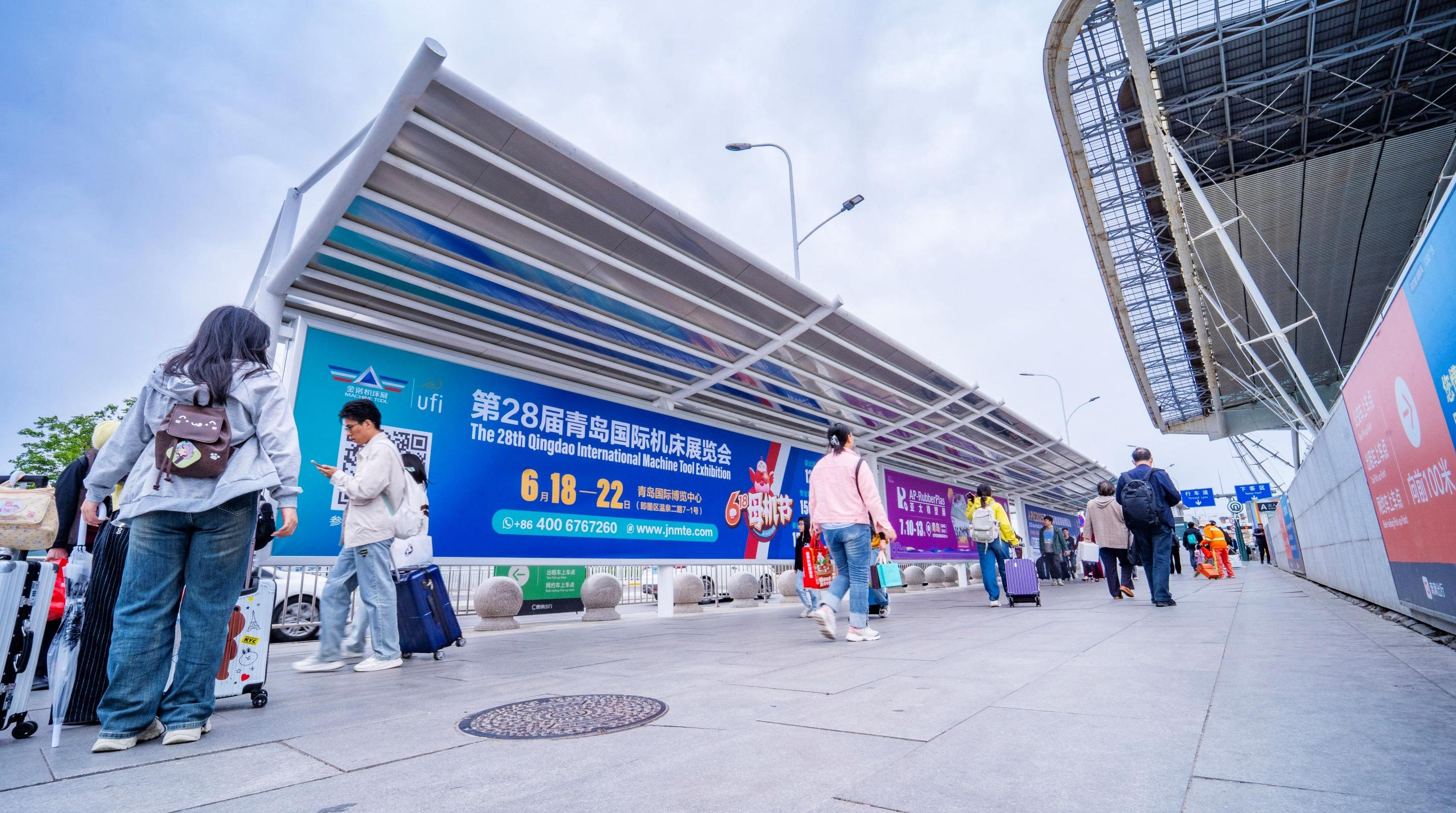 青岛北站广告-进站入口灯箱套装