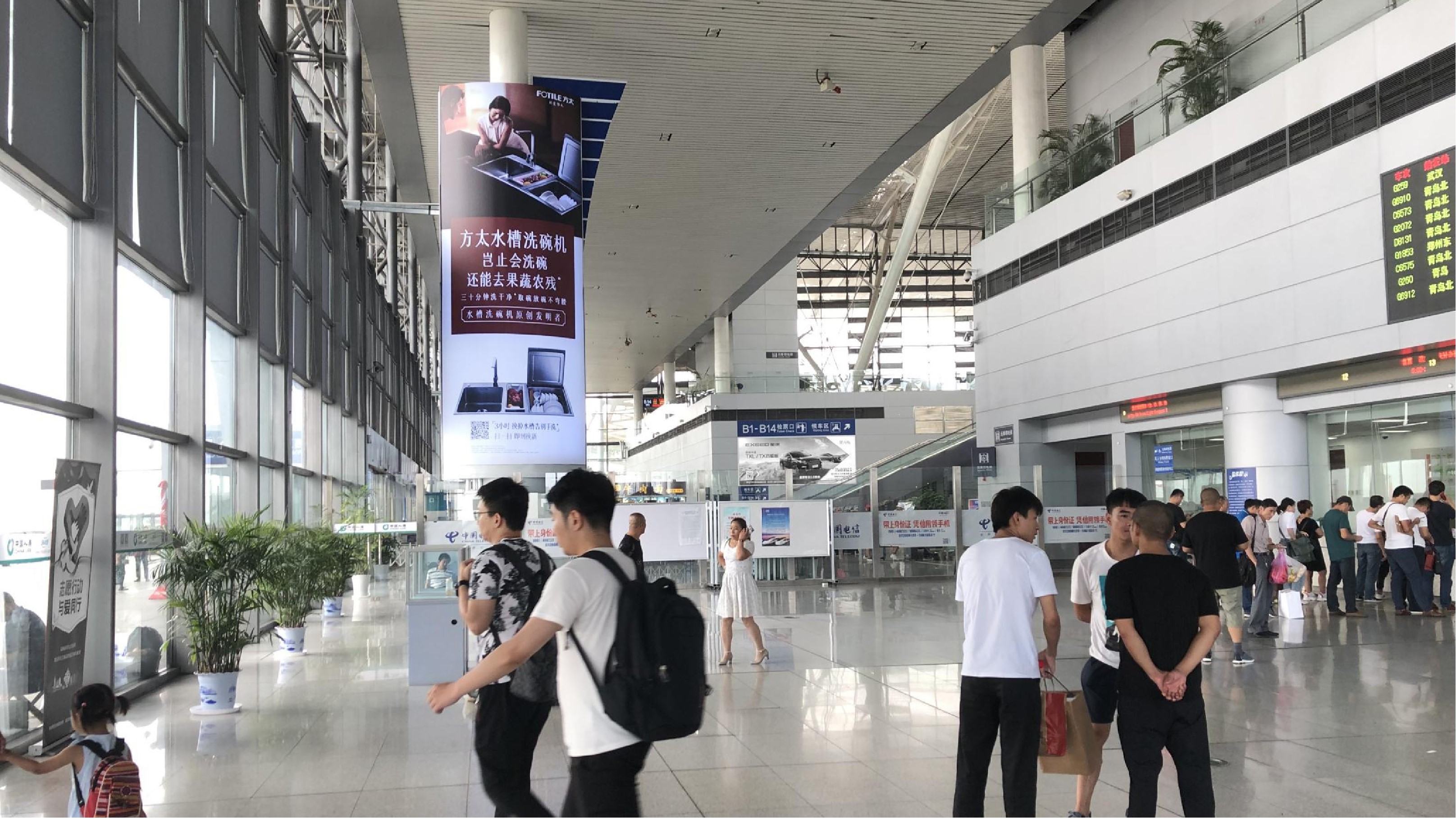 青岛北站广告-西进站厅包柱灯箱