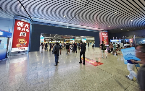 青岛北站广告-进站候车厅灯箱7