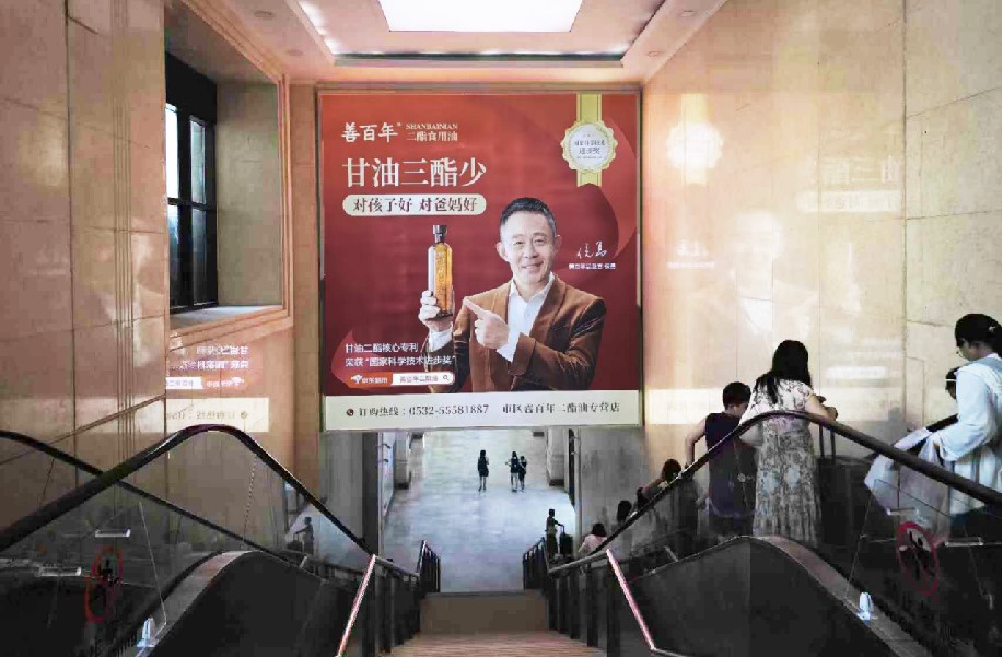 青岛站广告-西进站厅扶梯处灯箱