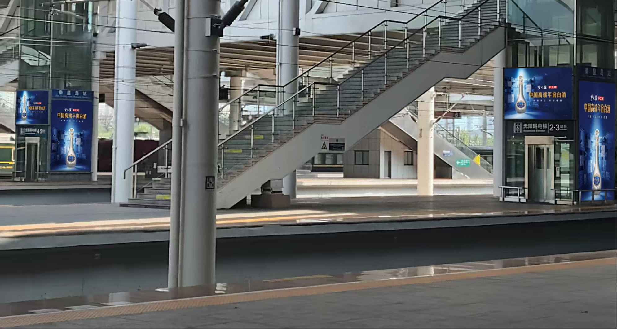 Qinhuangdao Station Advertisement-Station platform escalator light box set