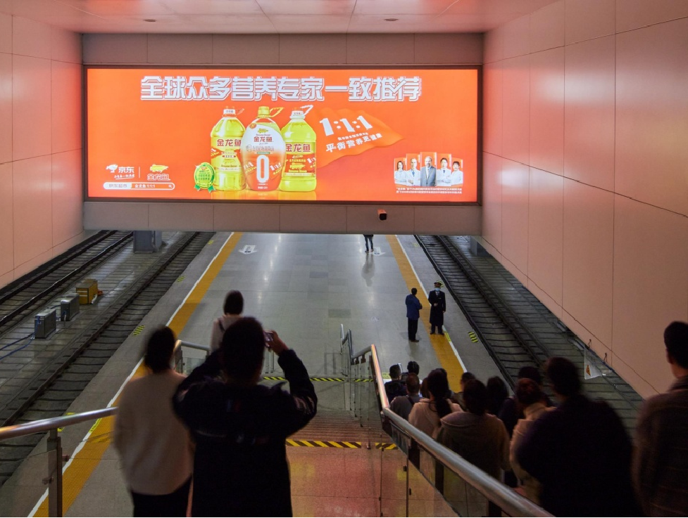 上海虹桥站广告-候车层进站楣头灯箱