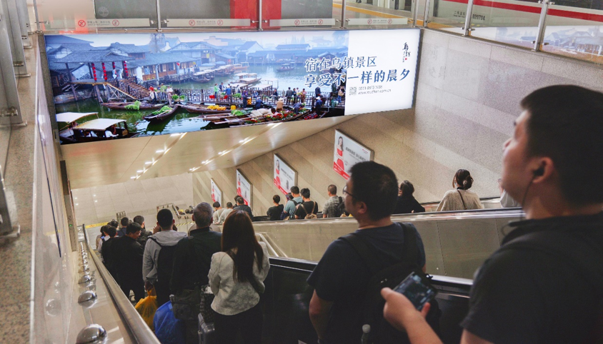 上海虹桥站广告-站台层出站梯顶灯箱