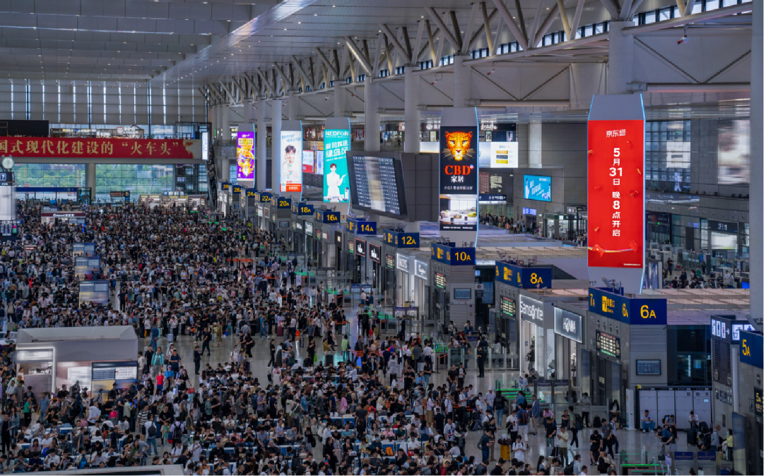 上海虹桥站广告-候车厅三面柱灯箱