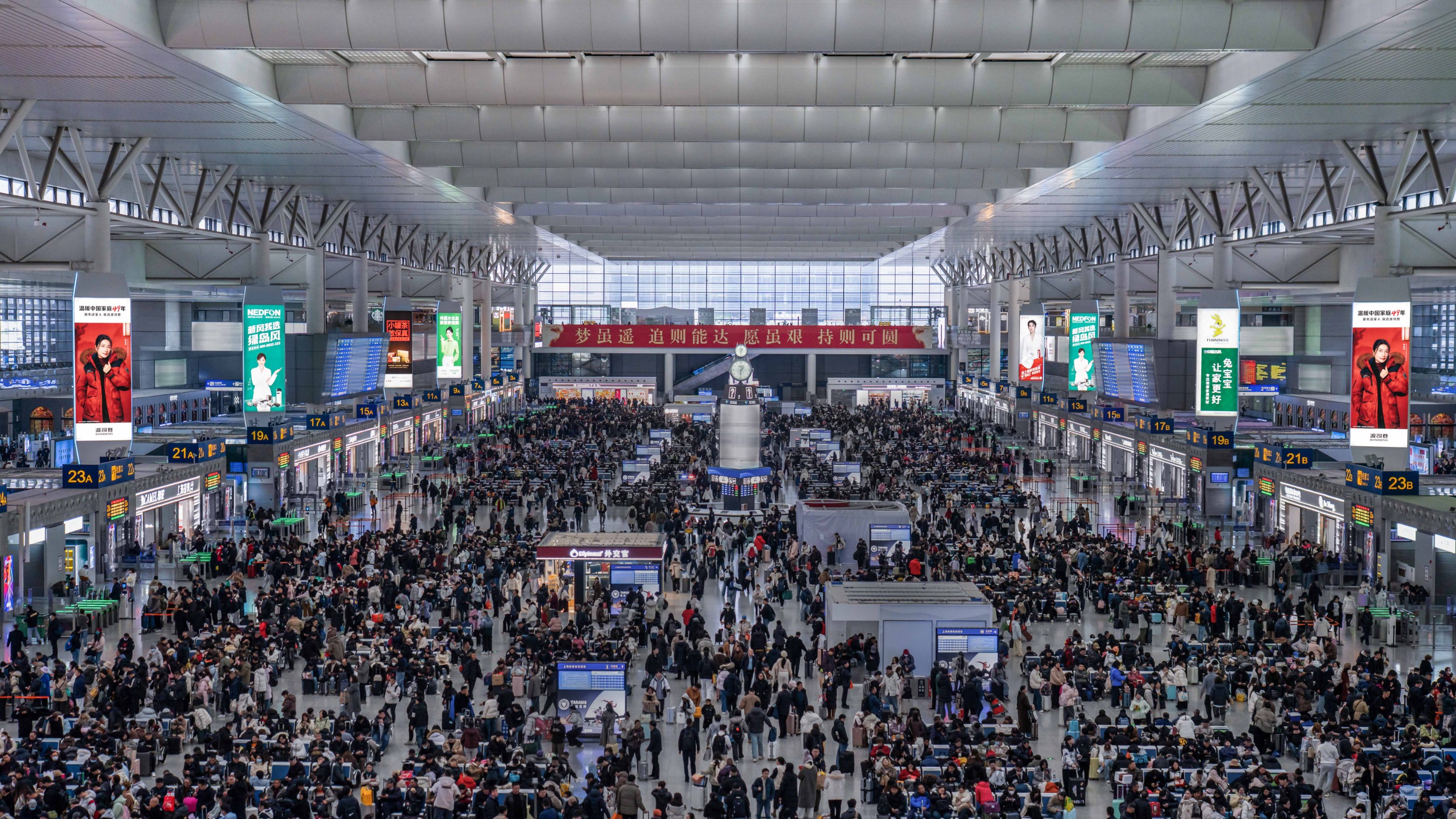 上海虹桥站广告-候车厅三面柱灯箱