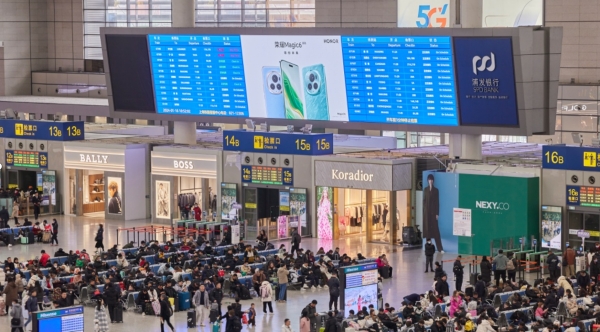 Shanghai Hongqiao Станция Реклама-Набор светодиодных экранов с южной стороны центрального главного экрана зала ожидания