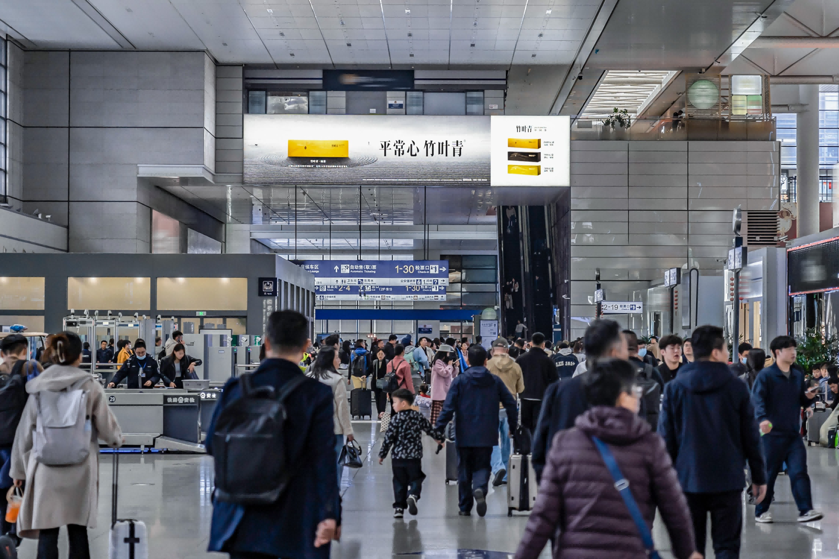 上海虹桥站广告-南北安检进站大厅横梁灯箱