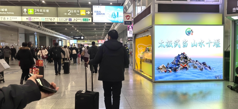 上海虹桥站广告-出站口灯箱套装