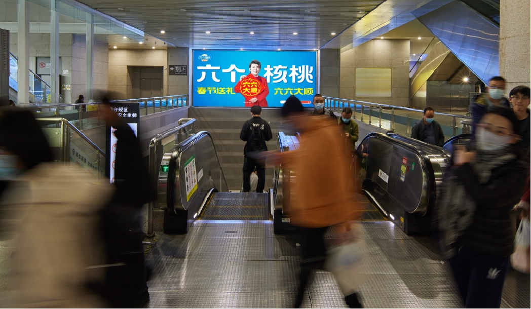 上海虹桥站广告-西进出站通道楣头灯箱套装