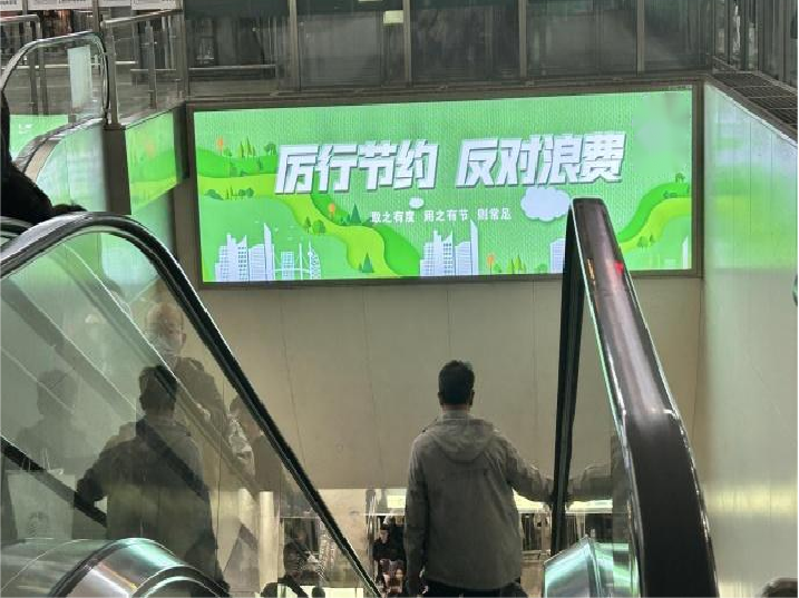 上海虹桥站广告-东西进出站通道楣头灯箱