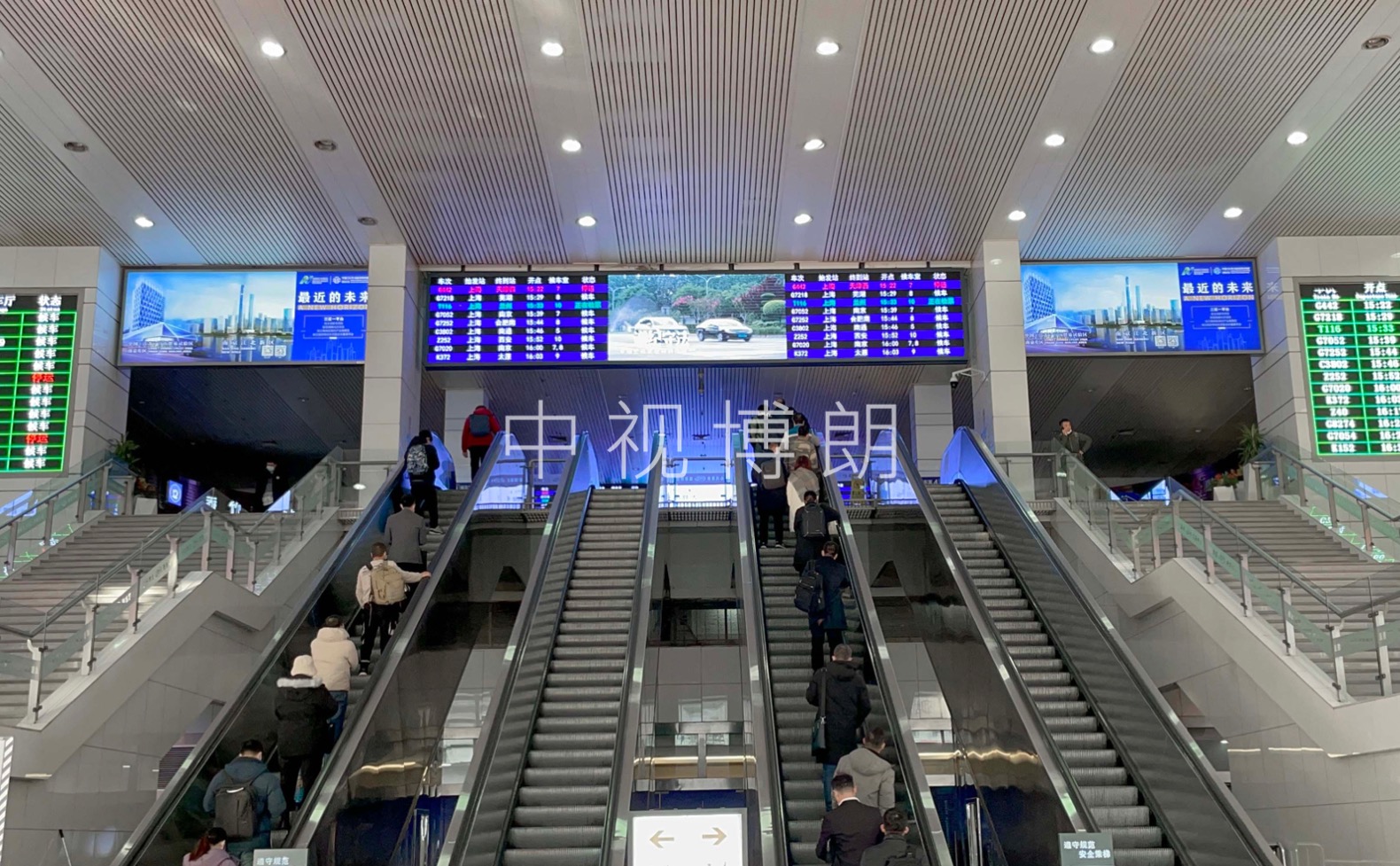 上海站广告-进站大厅南端入口悬挂灯箱