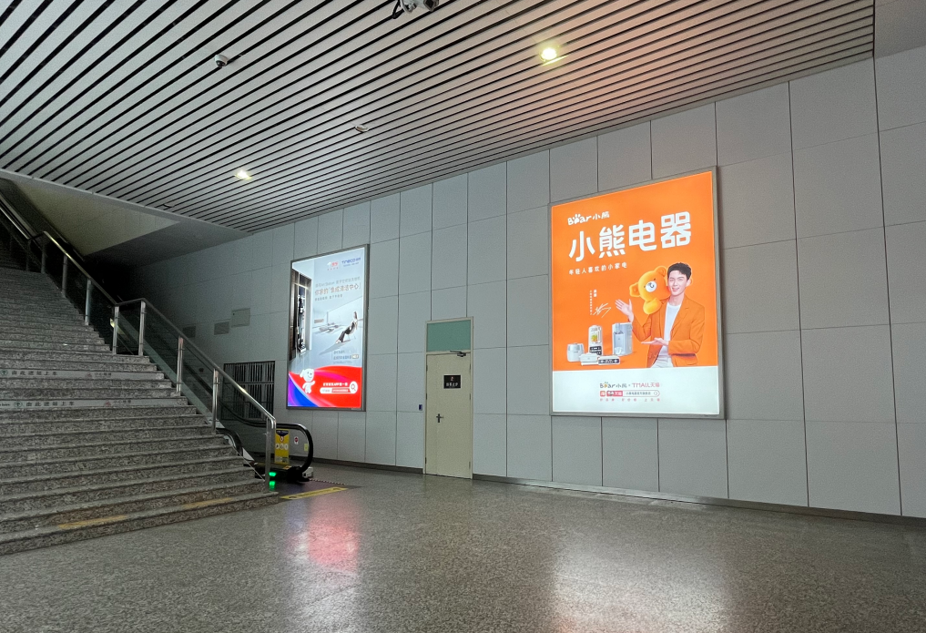 Suzhou North Station-Northeast entrance passage south wall west light box