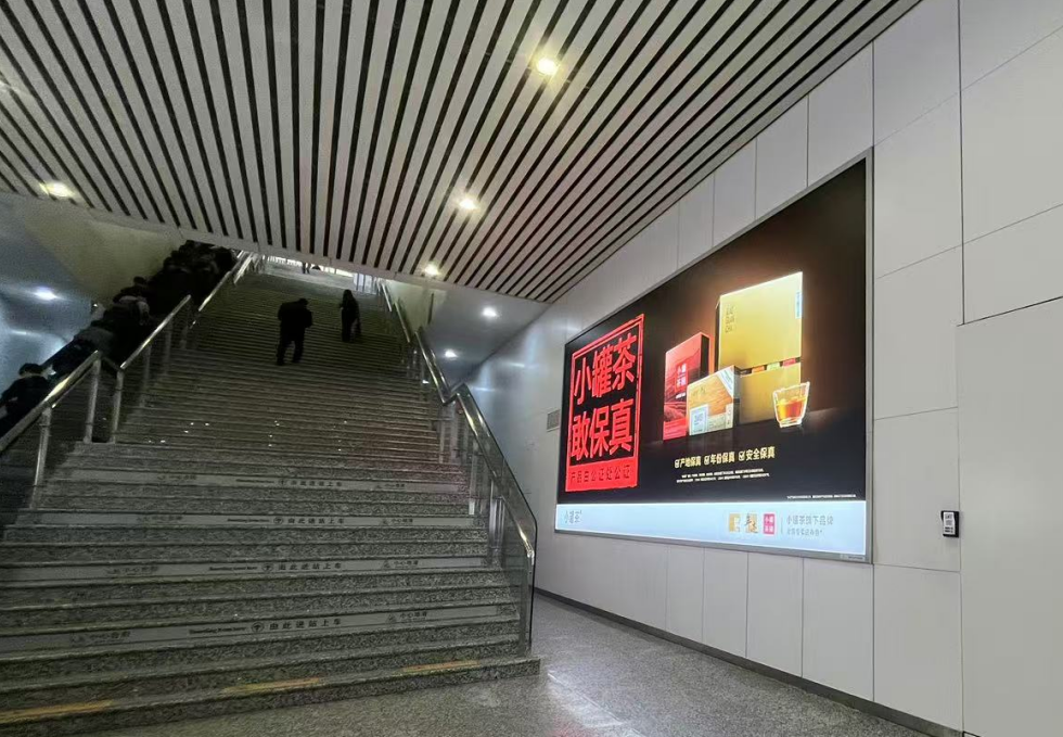 Suzhou North Station-Southeast entrance passage, south wall, west light box