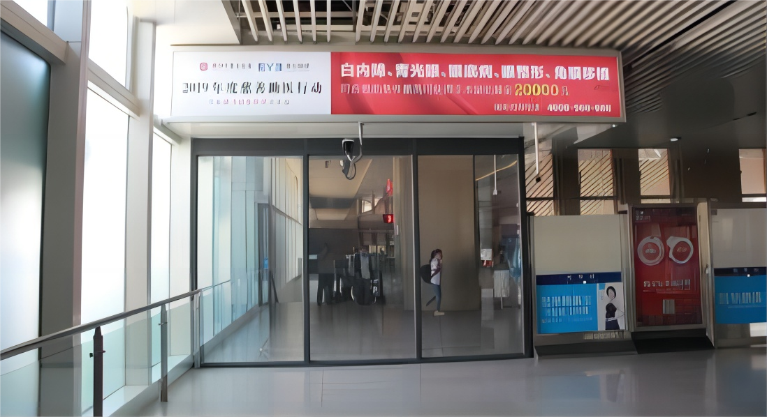 沈阳站广告-候车室东侧玻璃门上方灯箱套装