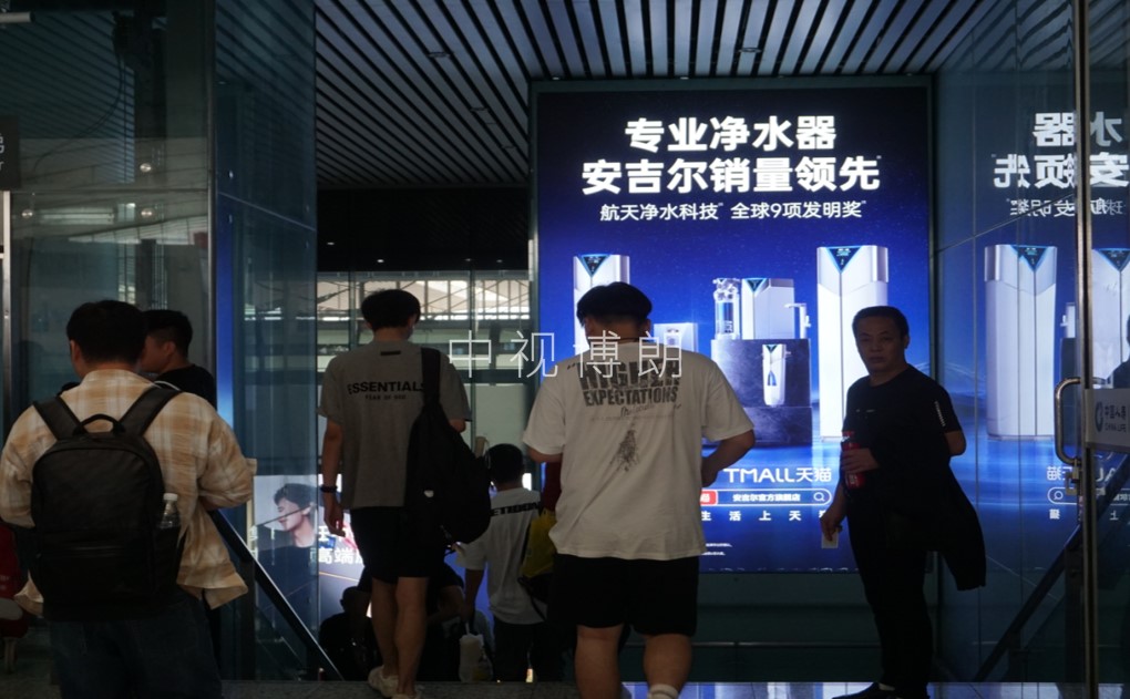 深圳北站广告-进站口墙体灯箱套装