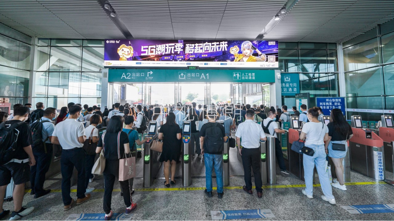 深圳北站广告-出站口巨型楣头灯箱套装