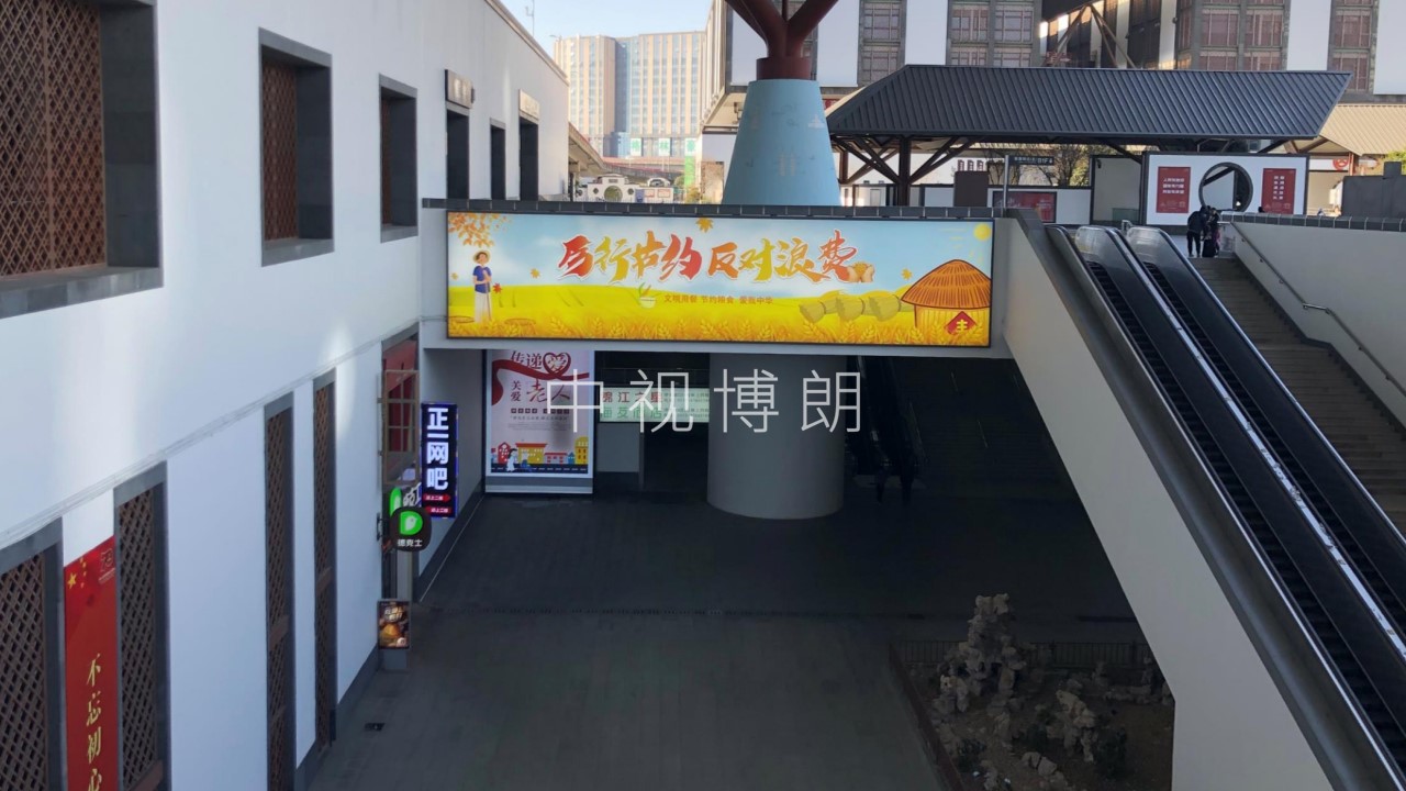 苏州站广告-到达层扶梯旁灯箱套装