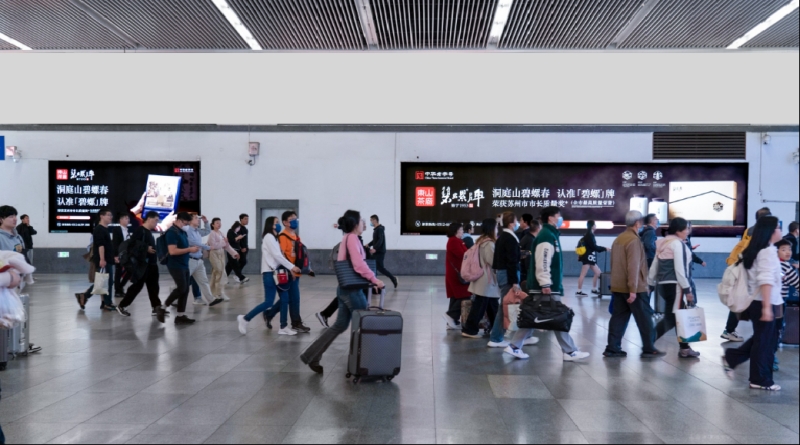 苏州站广告-到达层社会通道墙面灯箱套装1