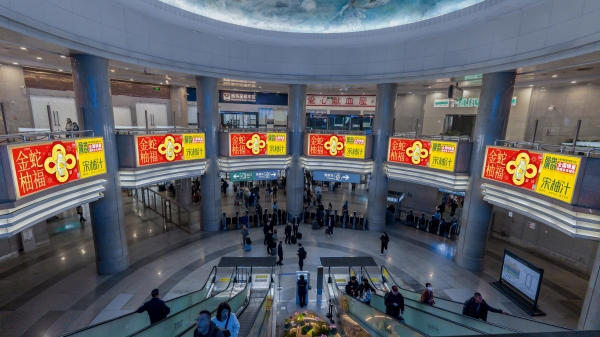 天津站广告-南进站厅柱间围栏套装