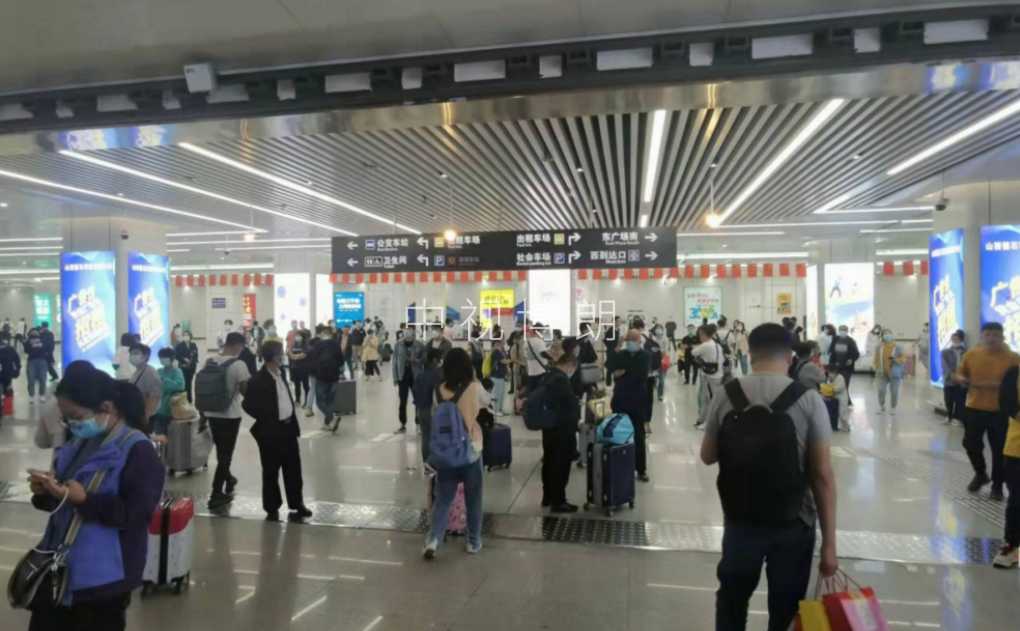 太原南站广告-东出站大厅口包柱灯箱