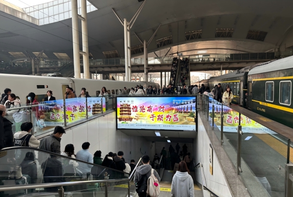武昌站广告-进出站站台层楣头灯箱1