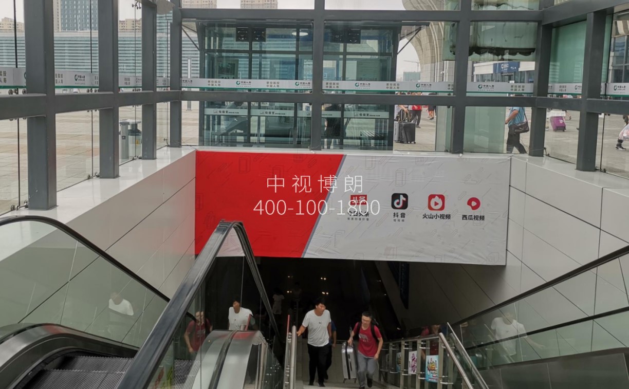 威海站广告-城市通廊扶梯口看板