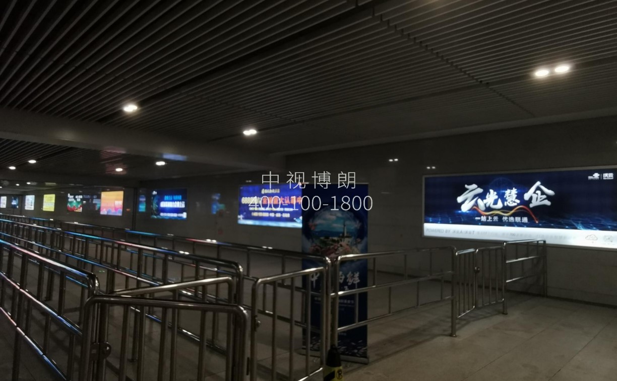 威海站广告-出租车上客区墙体灯箱