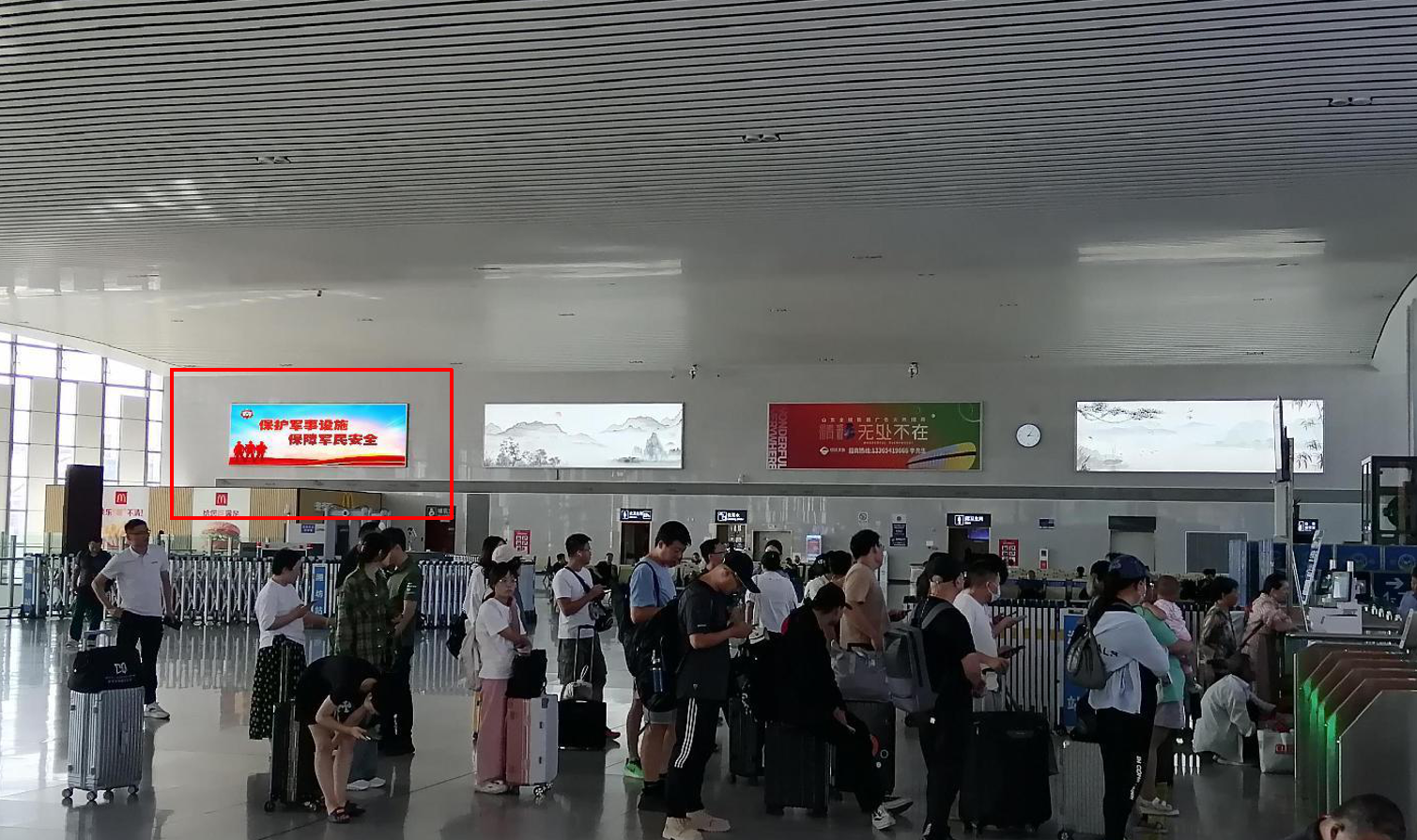 潍坊站广告-南站房候车室西墙灯箱