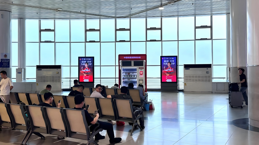 Weifang Станция Реклама-Автономная чистка зала ожидания