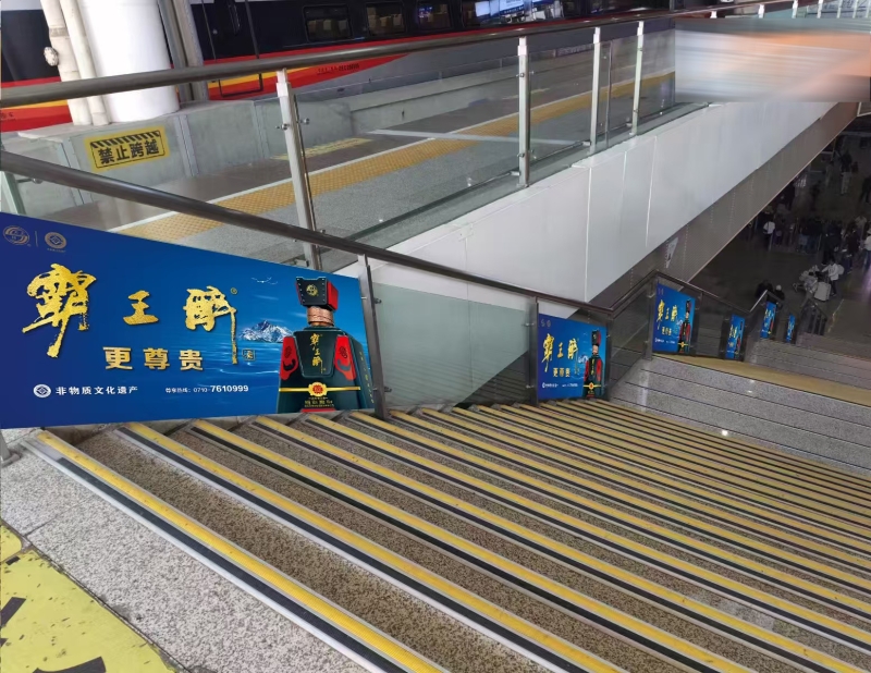 武汉站广告-楼梯和扶梯玻璃护栏贴点位图