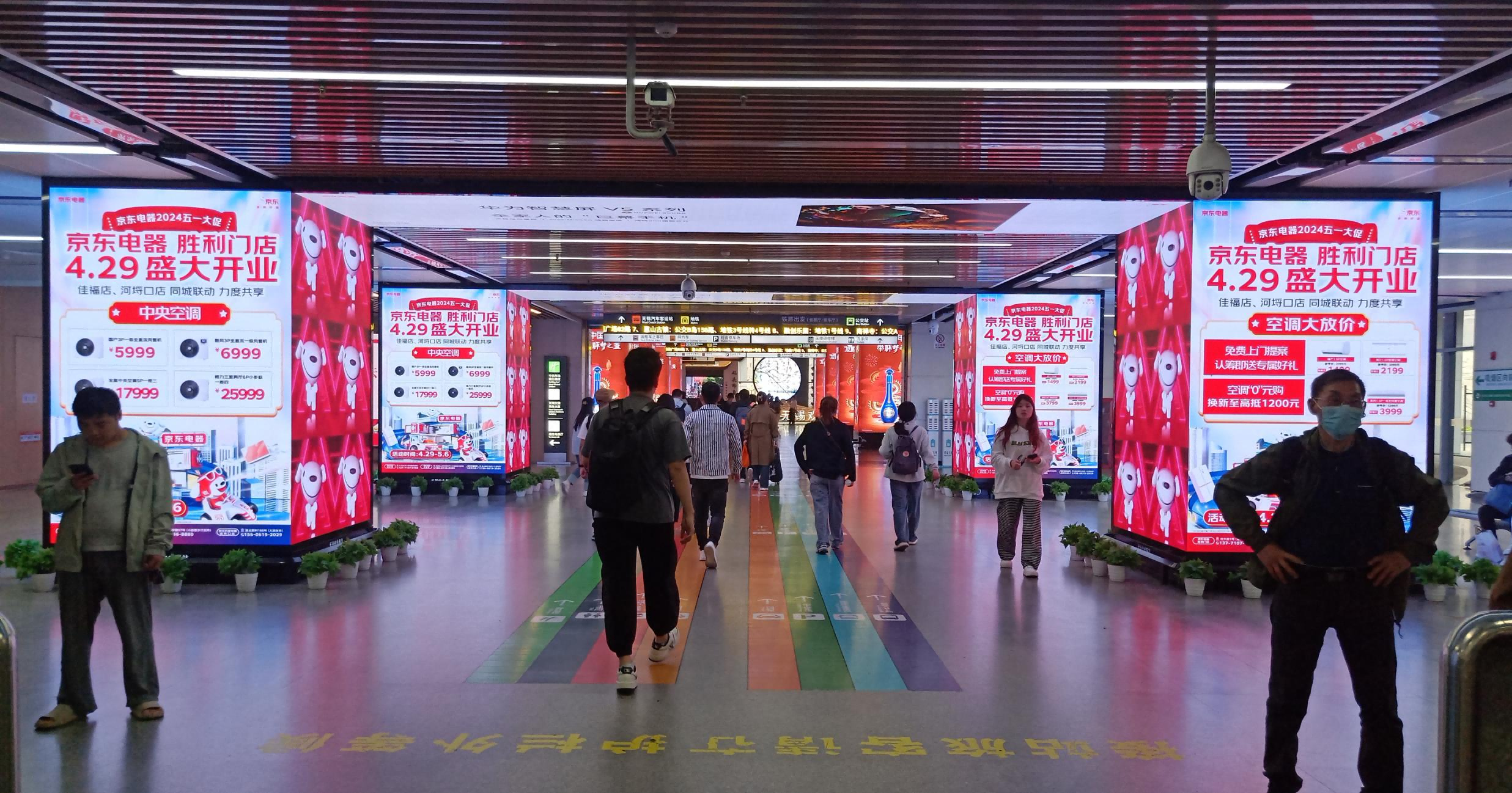 无锡站广告-出站北广场闸机口立柱LED