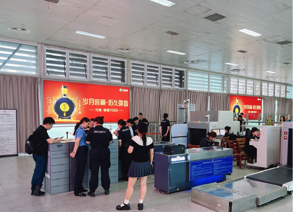 无锡站广告-进站北安检墙面灯箱套装
