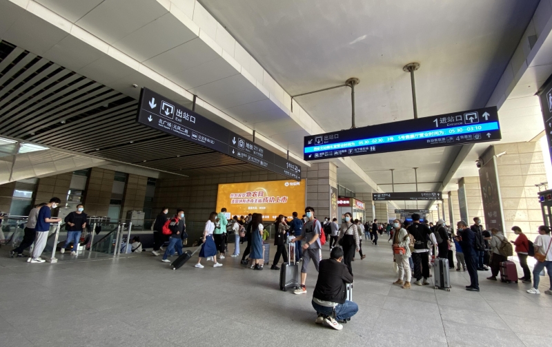 西安北站广告-出站B1通往1F扶梯侧墙灯箱