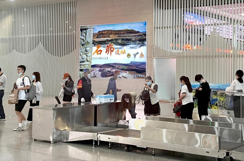 西安北站广告-进站层检票口墙面灯箱套装