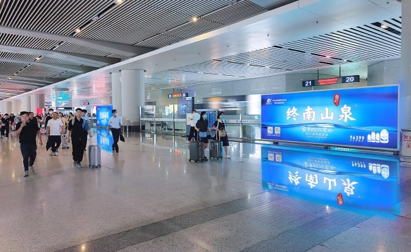 西安北站广告-出站通道落地灯箱