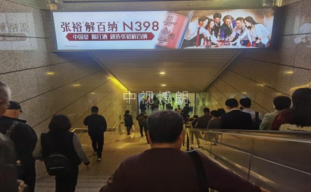 厦门站广告-出站楼梯楣头灯箱套装